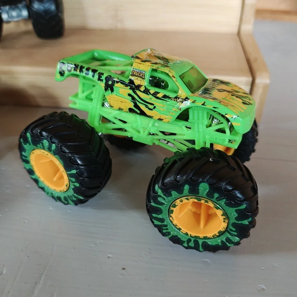 6 Hot Wheels Monster Trucks Tiger Shark Gunkster‎ Bounty Hunter Fire Truck ZC2